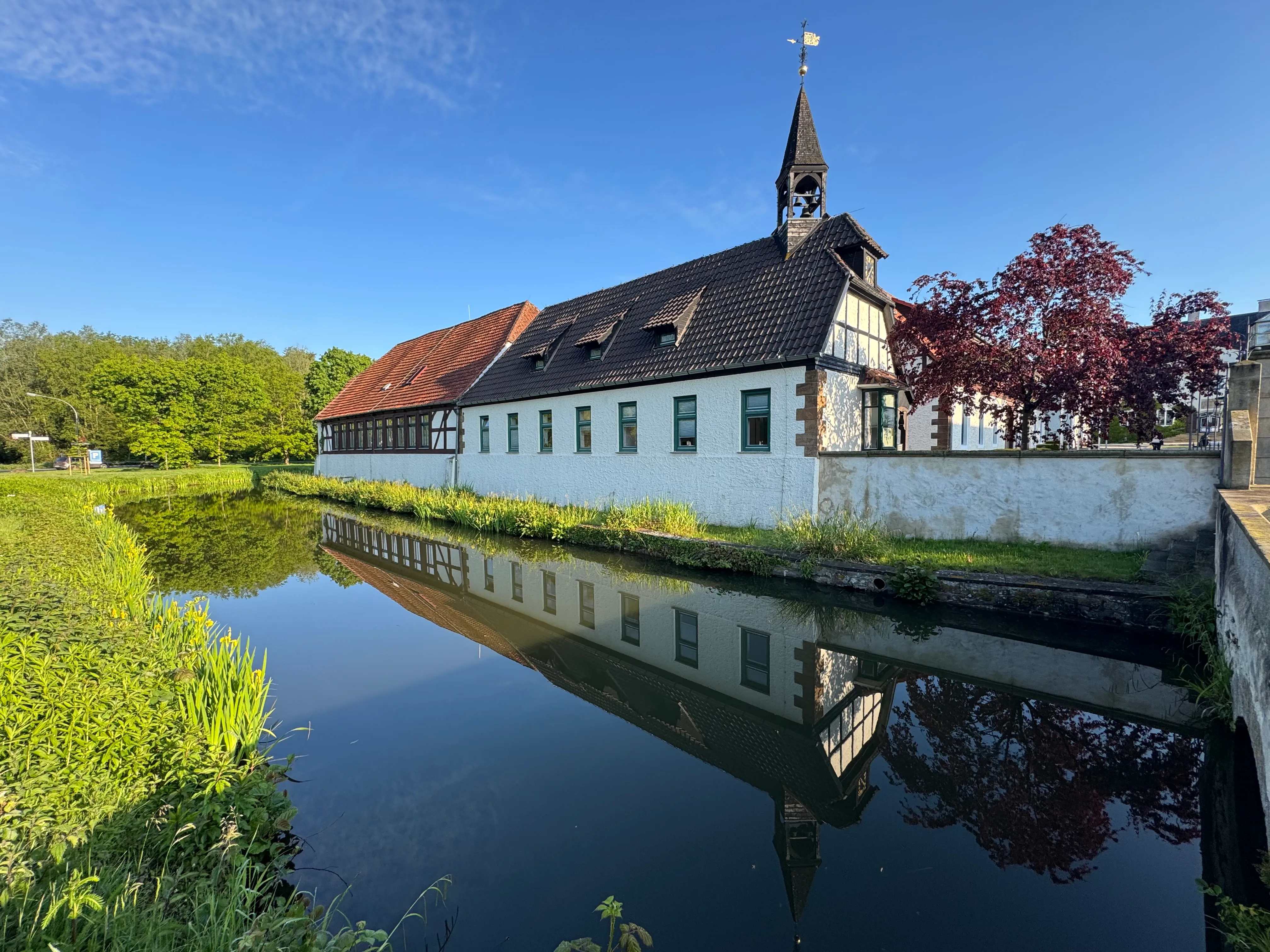 Workshop-Location am Wassergraben mit ruhiger Spiegelung